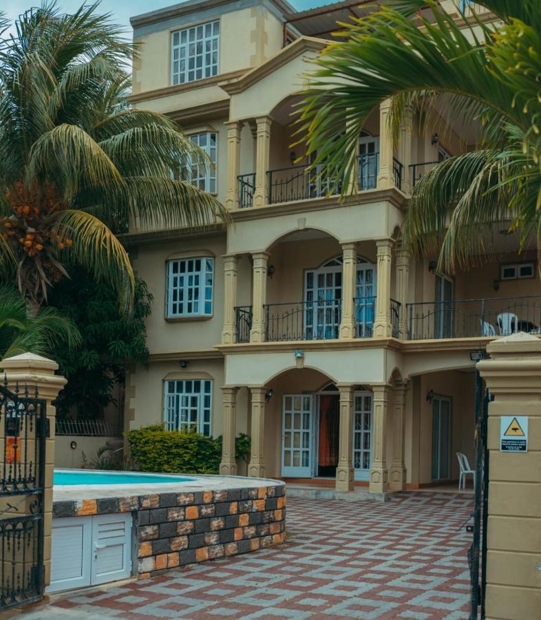 RS Villas: Beachfront Apartments with Pool and Wi-Fi Flic en Flac Exterior photo