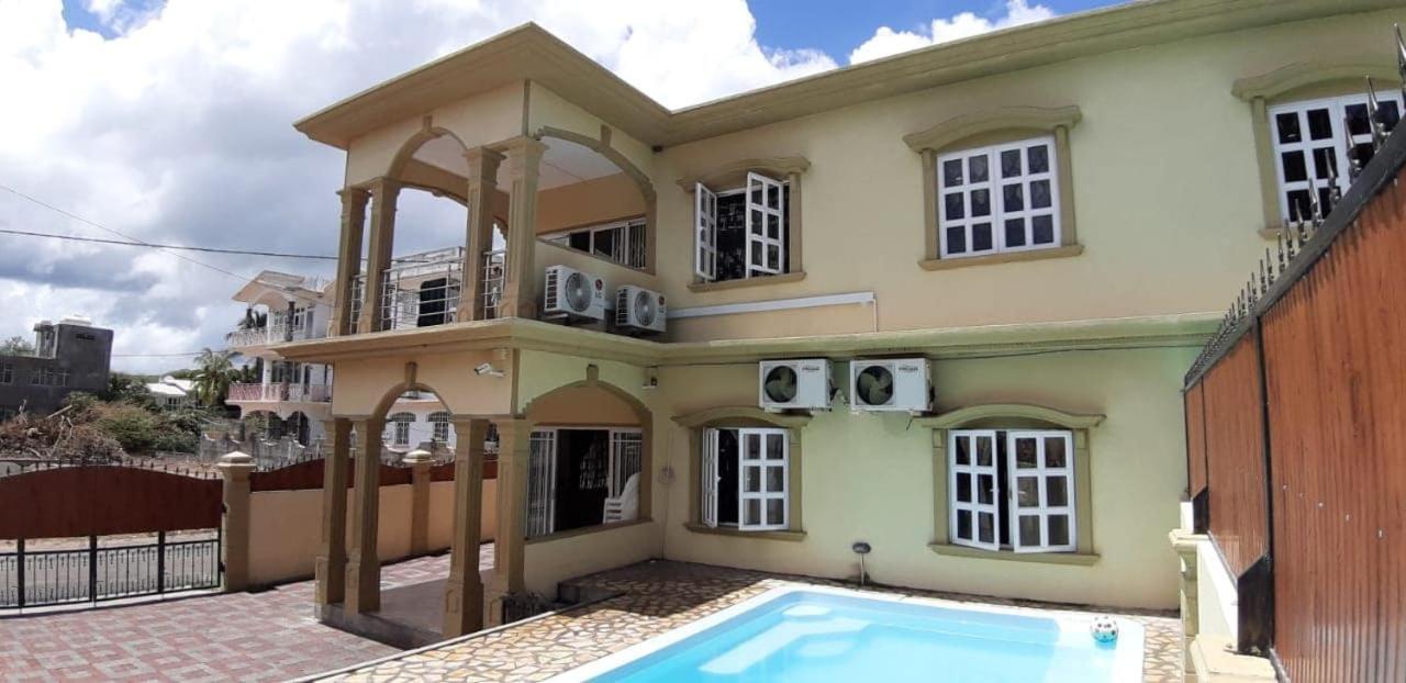 RS Villas: Beachfront Apartments with Pool and Wi-Fi Flic en Flac Exterior photo